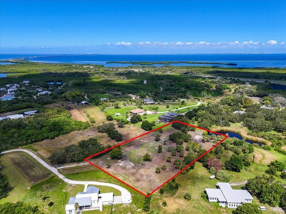 На продажу: $599,999 (2.89 acres)