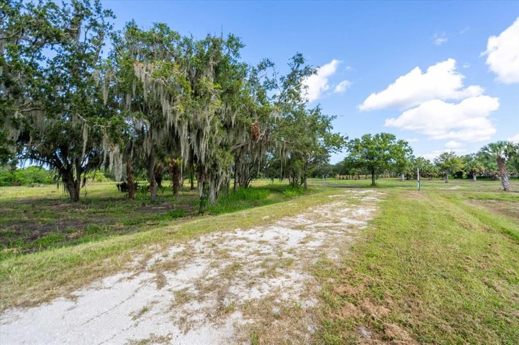 На продажу: $599,999 (2.89 acres)