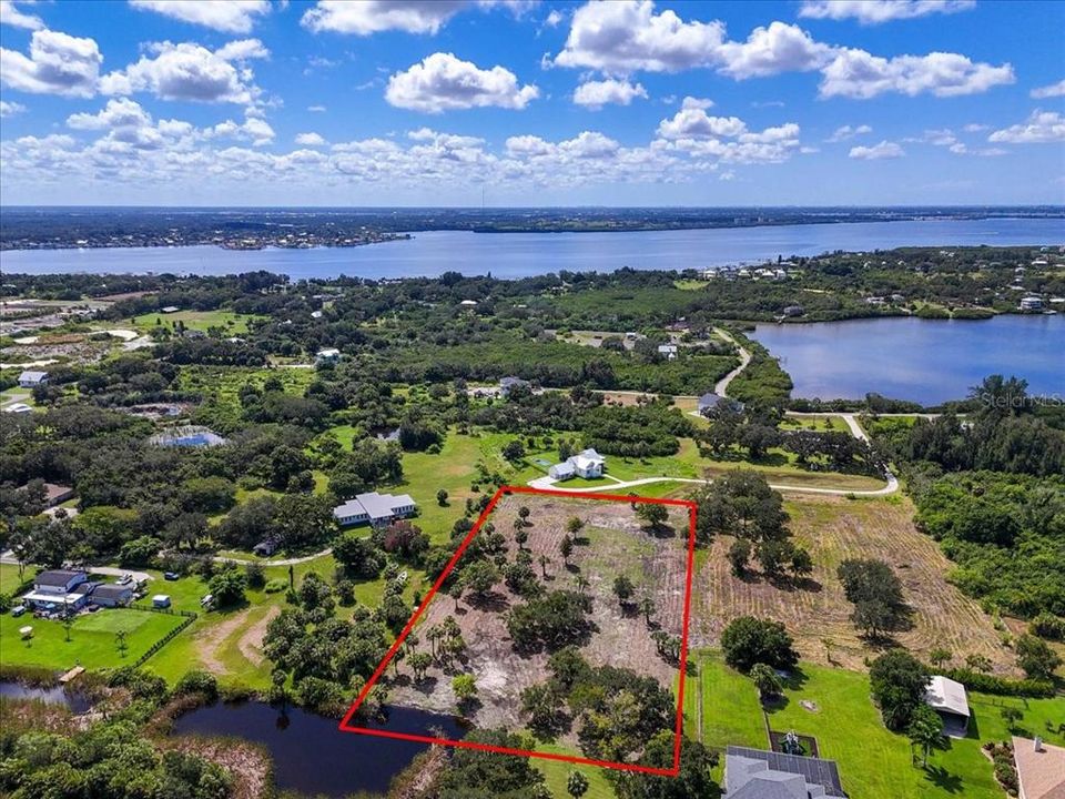 На продажу: $599,999 (2.89 acres)