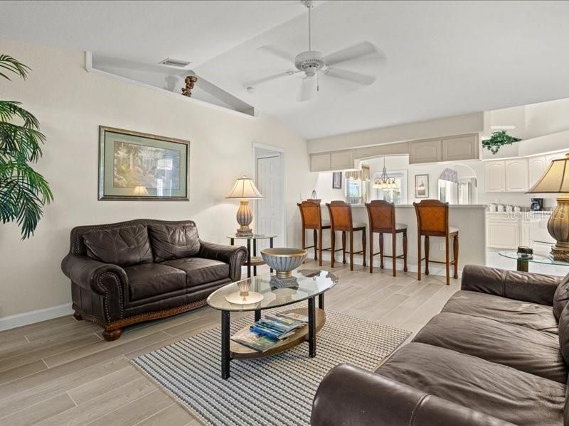 Activo con contrato: $435,000 (4 camas, 3 baños, 2320 Pies cuadrados)