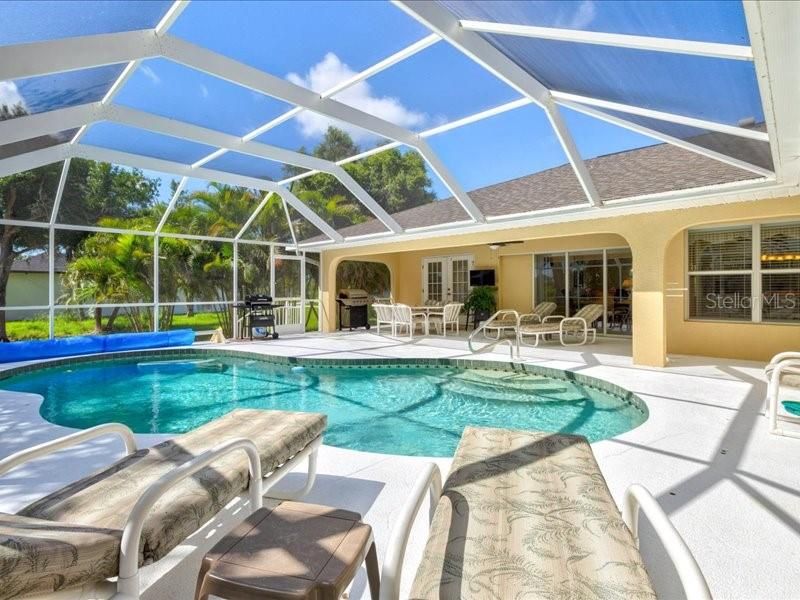 Activo con contrato: $435,000 (4 camas, 3 baños, 2320 Pies cuadrados)