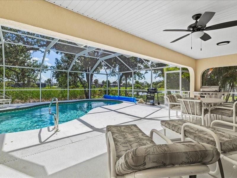 Activo con contrato: $435,000 (4 camas, 3 baños, 2320 Pies cuadrados)