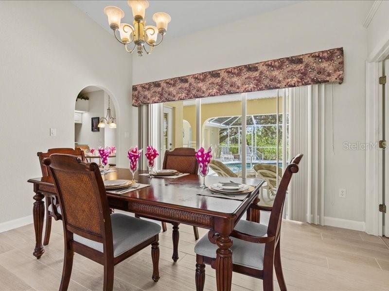 Activo con contrato: $435,000 (4 camas, 3 baños, 2320 Pies cuadrados)