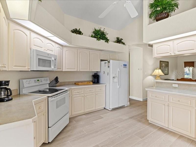 Activo con contrato: $435,000 (4 camas, 3 baños, 2320 Pies cuadrados)