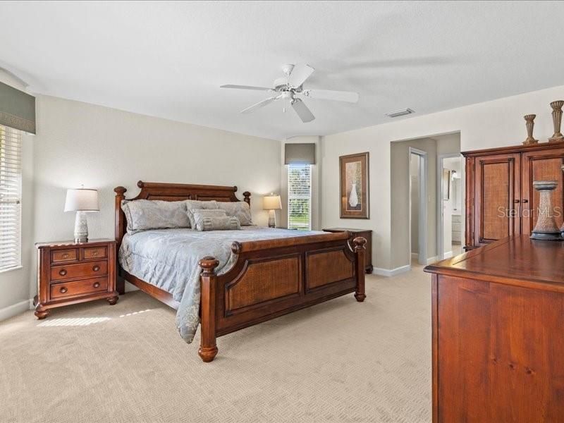 Activo con contrato: $435,000 (4 camas, 3 baños, 2320 Pies cuadrados)