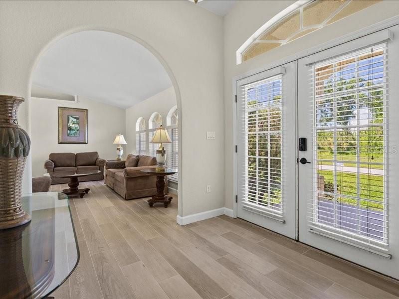 Activo con contrato: $435,000 (4 camas, 3 baños, 2320 Pies cuadrados)