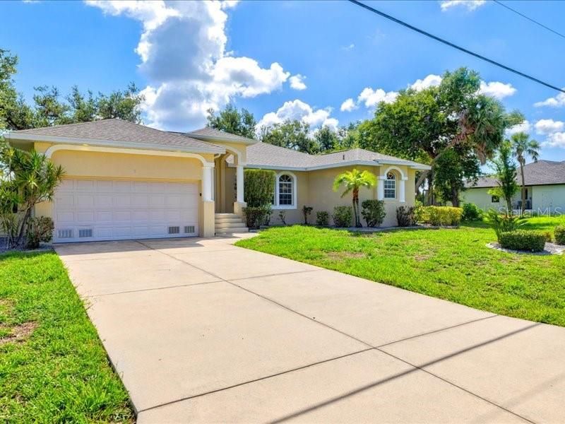 Activo con contrato: $435,000 (4 camas, 3 baños, 2320 Pies cuadrados)