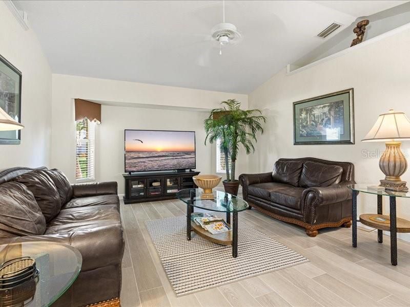 Activo con contrato: $435,000 (4 camas, 3 baños, 2320 Pies cuadrados)