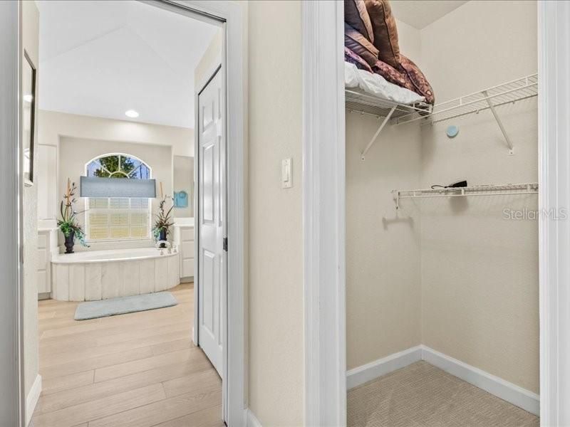 Activo con contrato: $435,000 (4 camas, 3 baños, 2320 Pies cuadrados)