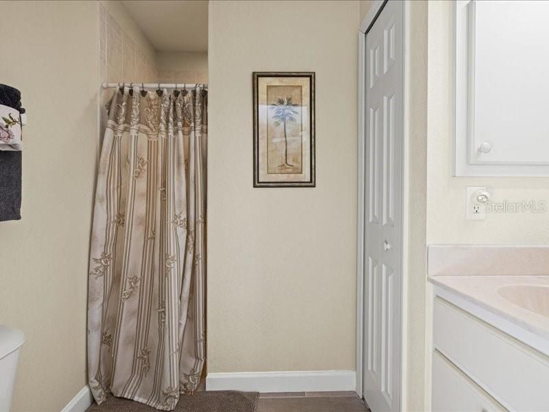 Activo con contrato: $435,000 (4 camas, 3 baños, 2320 Pies cuadrados)