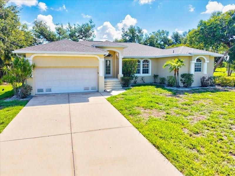 Activo con contrato: $435,000 (4 camas, 3 baños, 2320 Pies cuadrados)