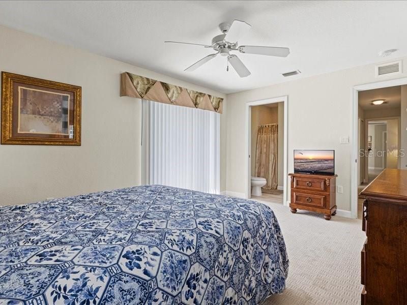 Activo con contrato: $435,000 (4 camas, 3 baños, 2320 Pies cuadrados)
