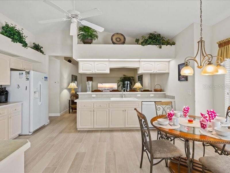 Activo con contrato: $435,000 (4 camas, 3 baños, 2320 Pies cuadrados)