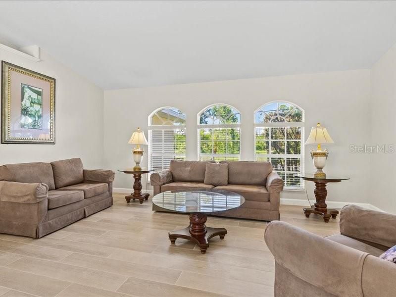 Activo con contrato: $435,000 (4 camas, 3 baños, 2320 Pies cuadrados)