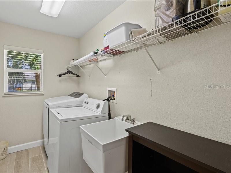 Activo con contrato: $435,000 (4 camas, 3 baños, 2320 Pies cuadrados)