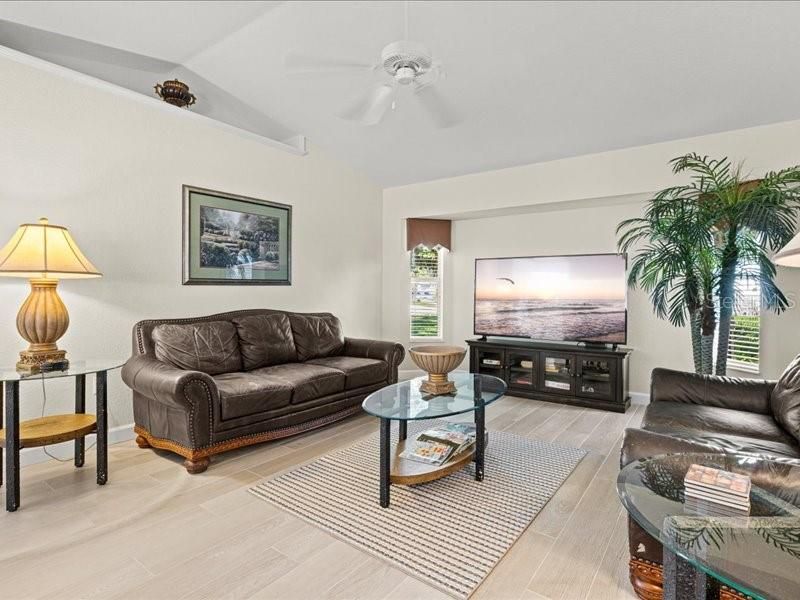 Activo con contrato: $435,000 (4 camas, 3 baños, 2320 Pies cuadrados)