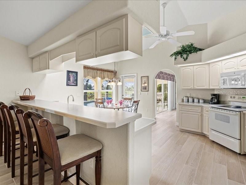 Activo con contrato: $435,000 (4 camas, 3 baños, 2320 Pies cuadrados)