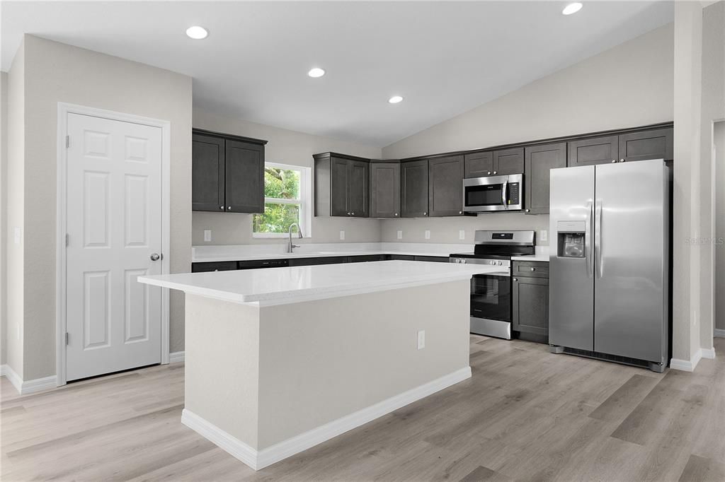 Под контрактом: $349,900 (3 спален, 2 ванн, 1563 Квадратных фут)