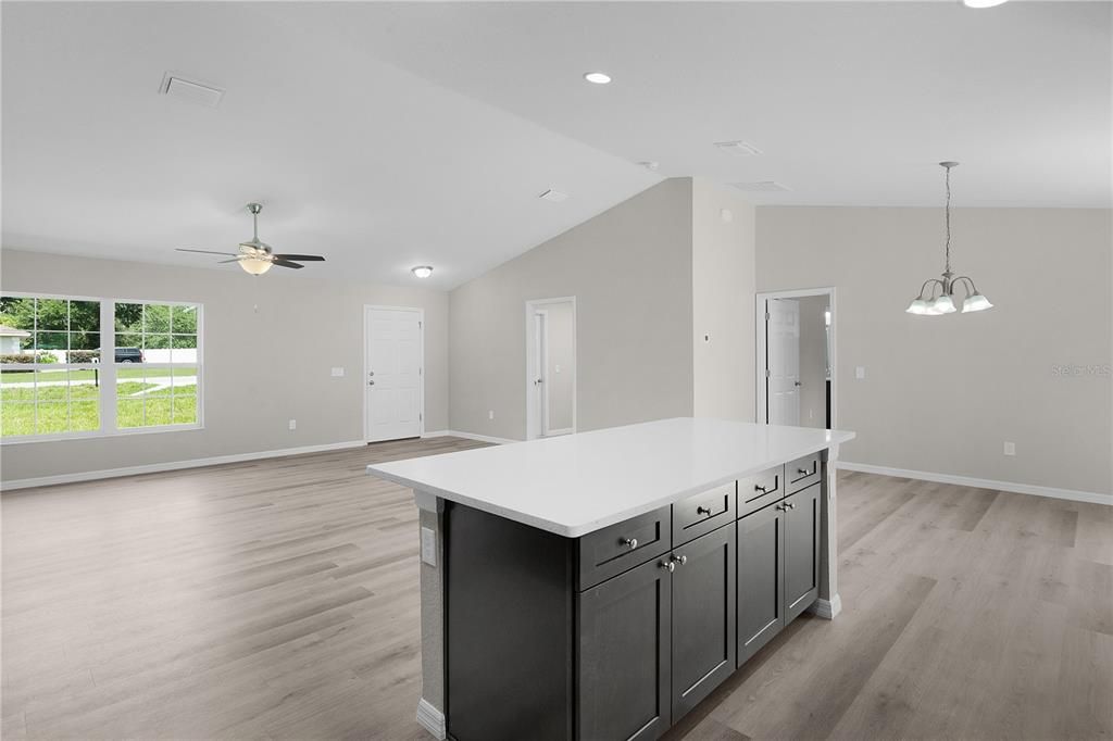 Под контрактом: $349,900 (3 спален, 2 ванн, 1563 Квадратных фут)