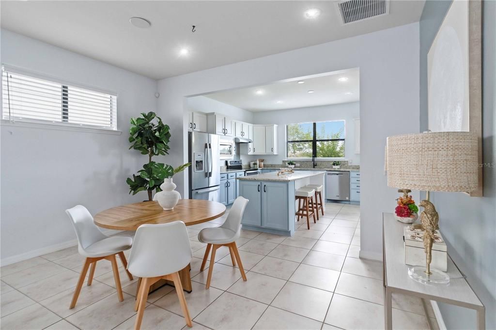 合同活跃: $359,000 (2 贝兹, 2 浴室, 1437 平方英尺)