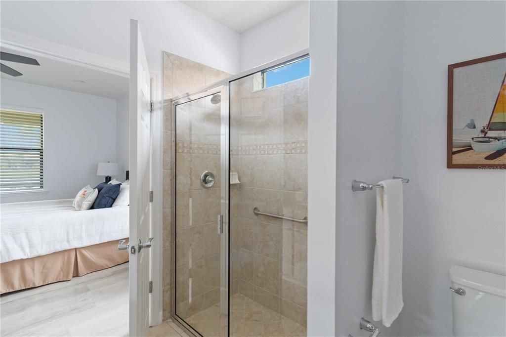 合同活跃: $359,000 (2 贝兹, 2 浴室, 1437 平方英尺)