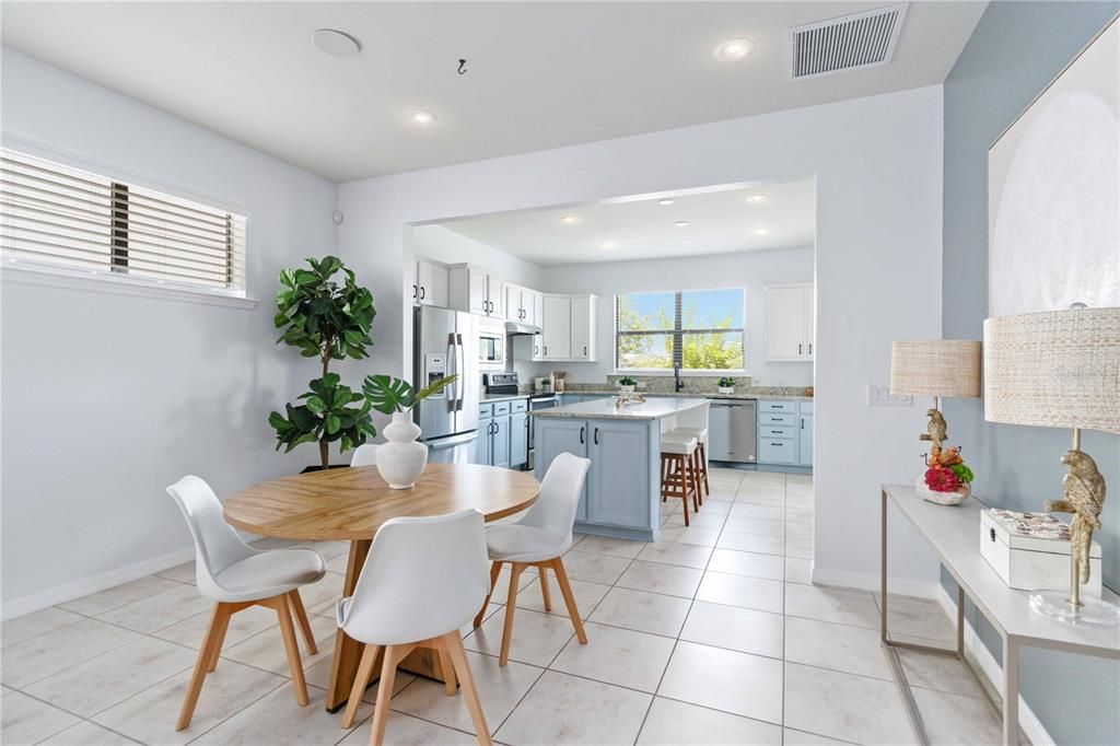 合同活跃: $359,000 (2 贝兹, 2 浴室, 1437 平方英尺)