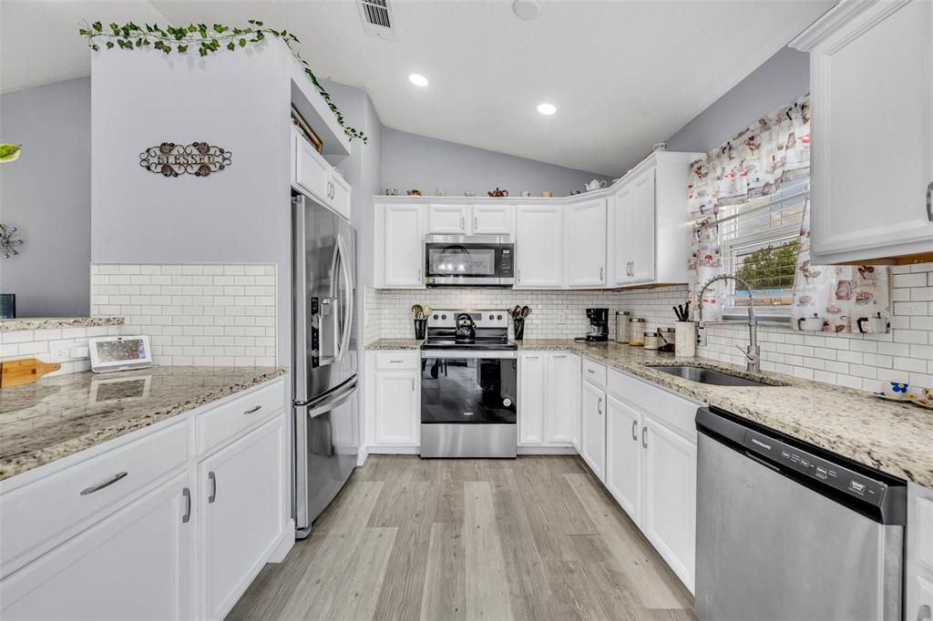 На продажу: $298,000 (3 спален, 2 ванн, 1142 Квадратных фут)