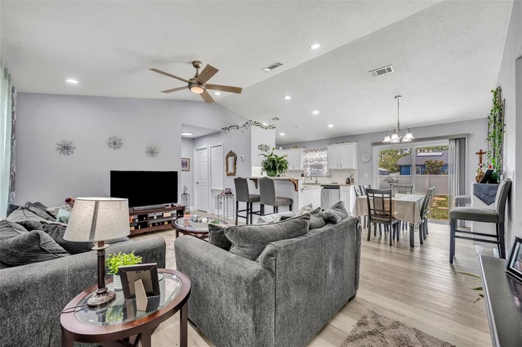 На продажу: $298,000 (3 спален, 2 ванн, 1142 Квадратных фут)