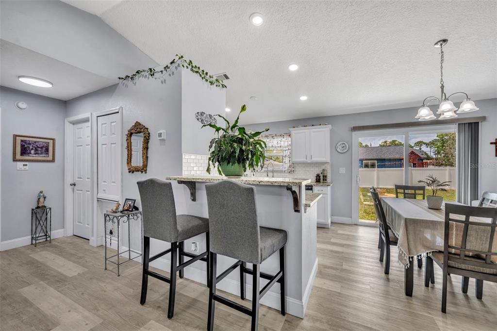 На продажу: $298,000 (3 спален, 2 ванн, 1142 Квадратных фут)