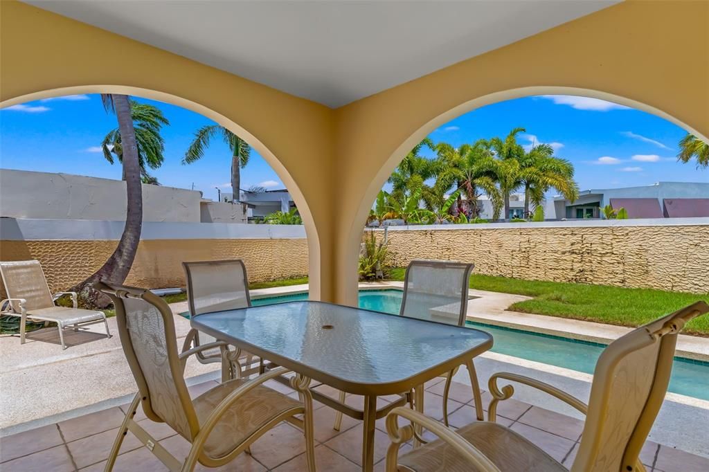 Под контрактом: $698,000 (3 спален, 3 ванн, 2500 Квадратных фут)