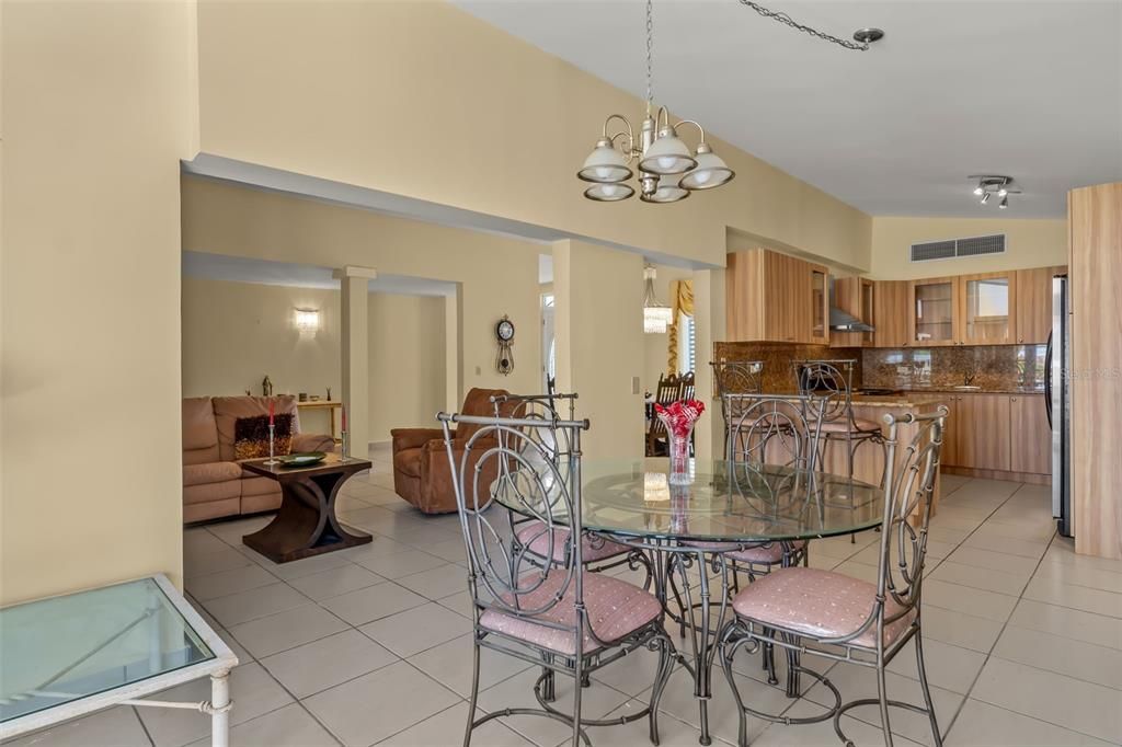 Под контрактом: $698,000 (3 спален, 3 ванн, 2500 Квадратных фут)