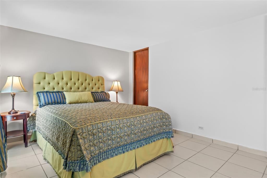 Под контрактом: $698,000 (3 спален, 3 ванн, 2500 Квадратных фут)