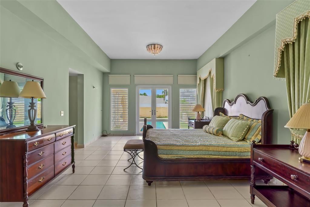 Под контрактом: $698,000 (3 спален, 3 ванн, 2500 Квадратных фут)