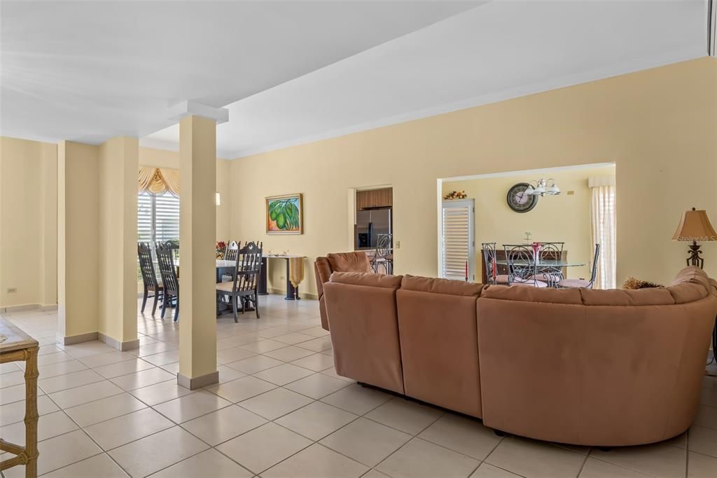 Под контрактом: $698,000 (3 спален, 3 ванн, 2500 Квадратных фут)