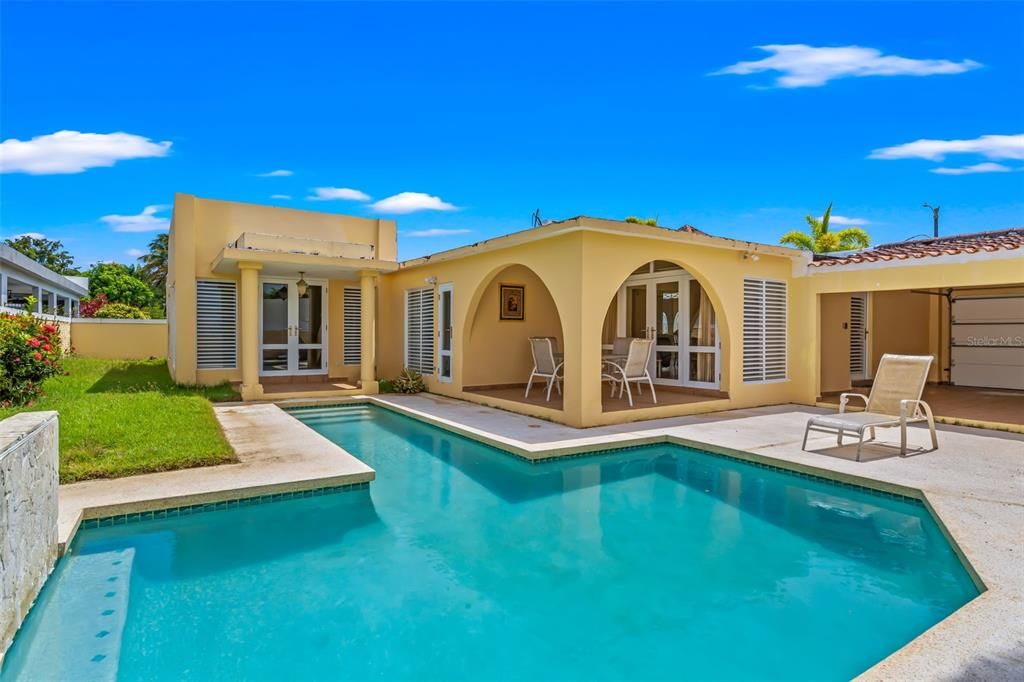 Под контрактом: $698,000 (3 спален, 3 ванн, 2500 Квадратных фут)