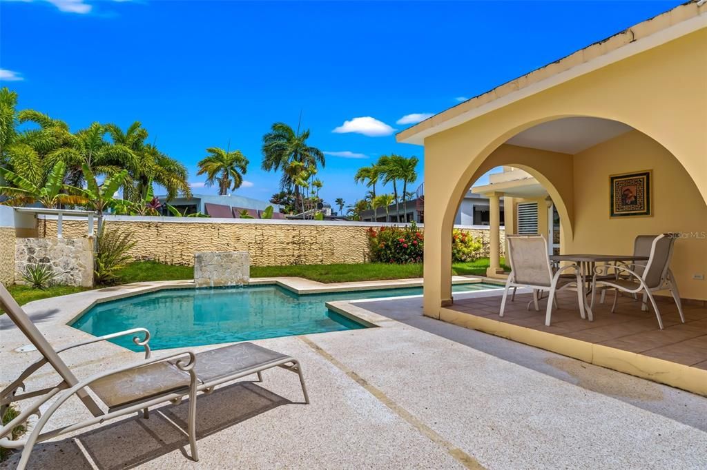 Под контрактом: $698,000 (3 спален, 3 ванн, 2500 Квадратных фут)