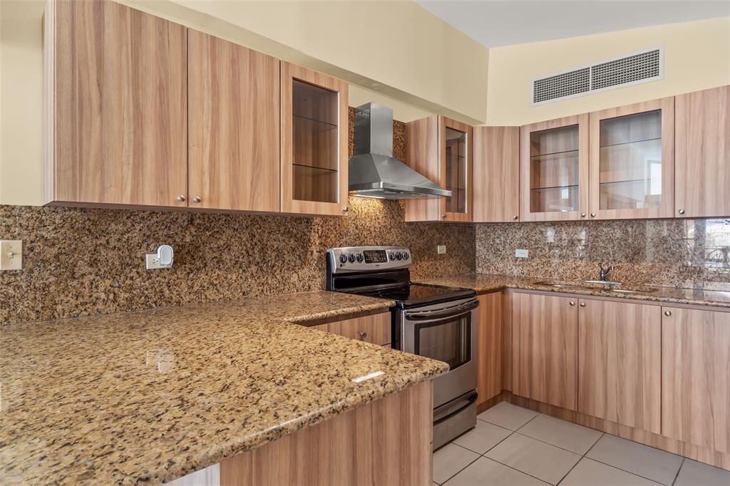 Под контрактом: $698,000 (3 спален, 3 ванн, 2500 Квадратных фут)