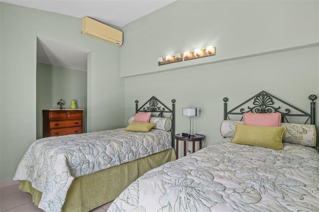 Под контрактом: $698,000 (3 спален, 3 ванн, 2500 Квадратных фут)