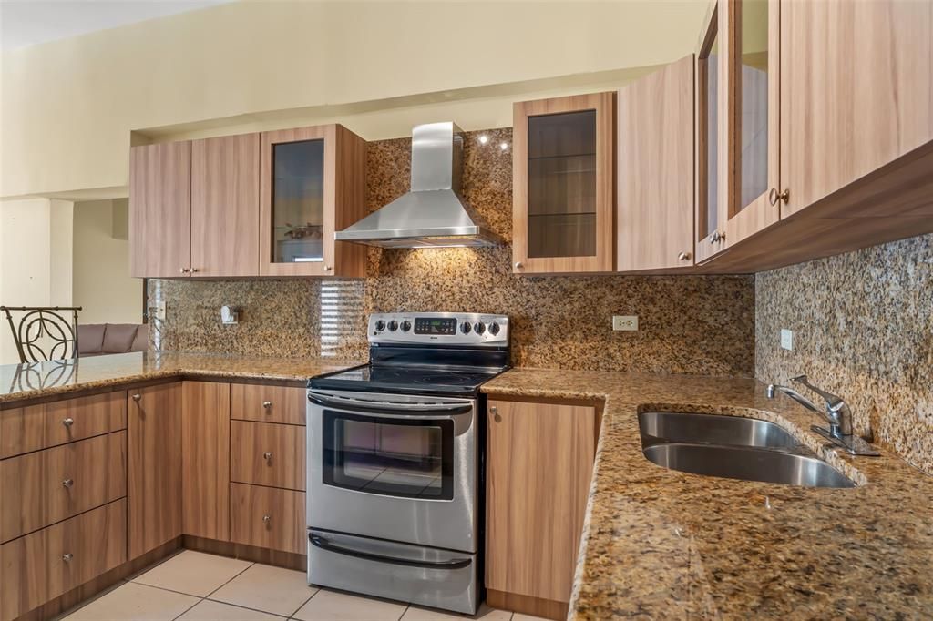 Под контрактом: $698,000 (3 спален, 3 ванн, 2500 Квадратных фут)