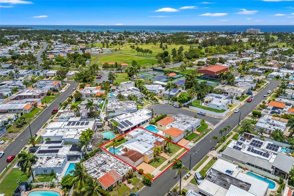 Под контрактом: $698,000 (3 спален, 3 ванн, 2500 Квадратных фут)