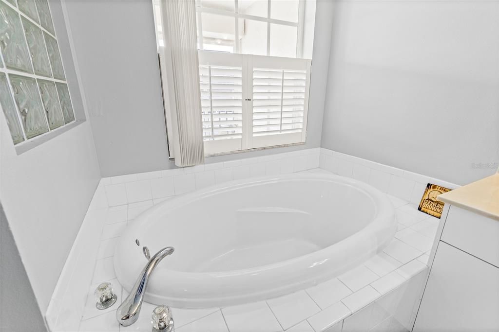 For Sale: $389,000 (3 beds, 2 baths, 1674 Square Feet)