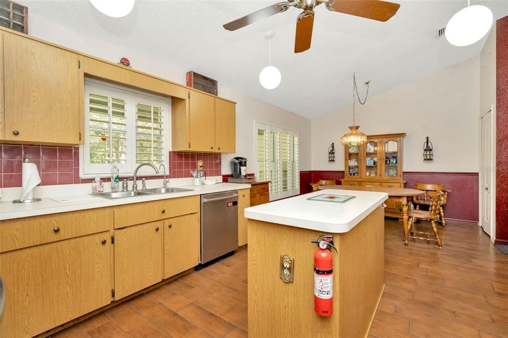 На продажу: $850,000 (6 спален, 3 ванн, 4026 Квадратных фут)