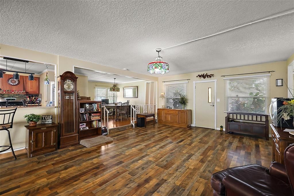 For Sale: $212,000 (2 beds, 2 baths, 1438 Square Feet)