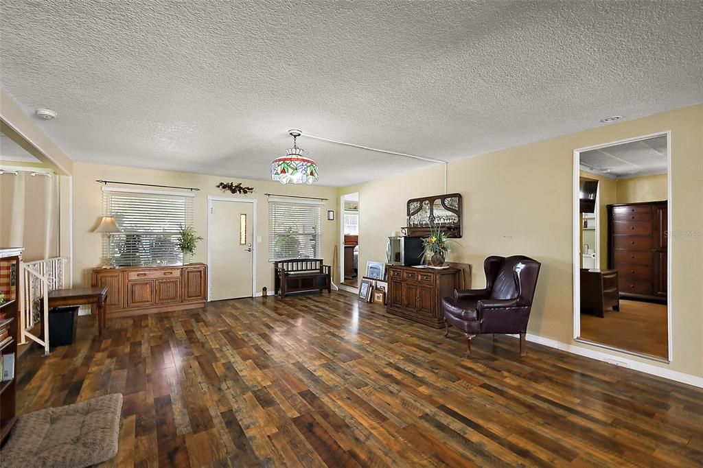 For Sale: $212,000 (2 beds, 2 baths, 1438 Square Feet)