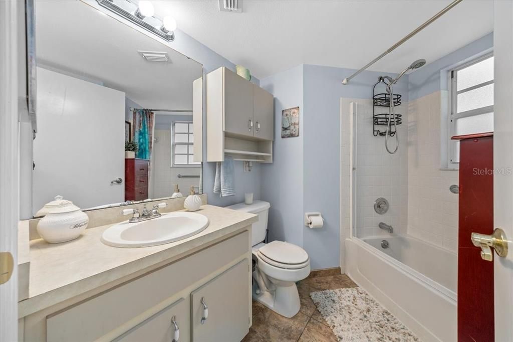 Под контрактом: $136,000 (2 спален, 2 ванн, 840 Квадратных фут)