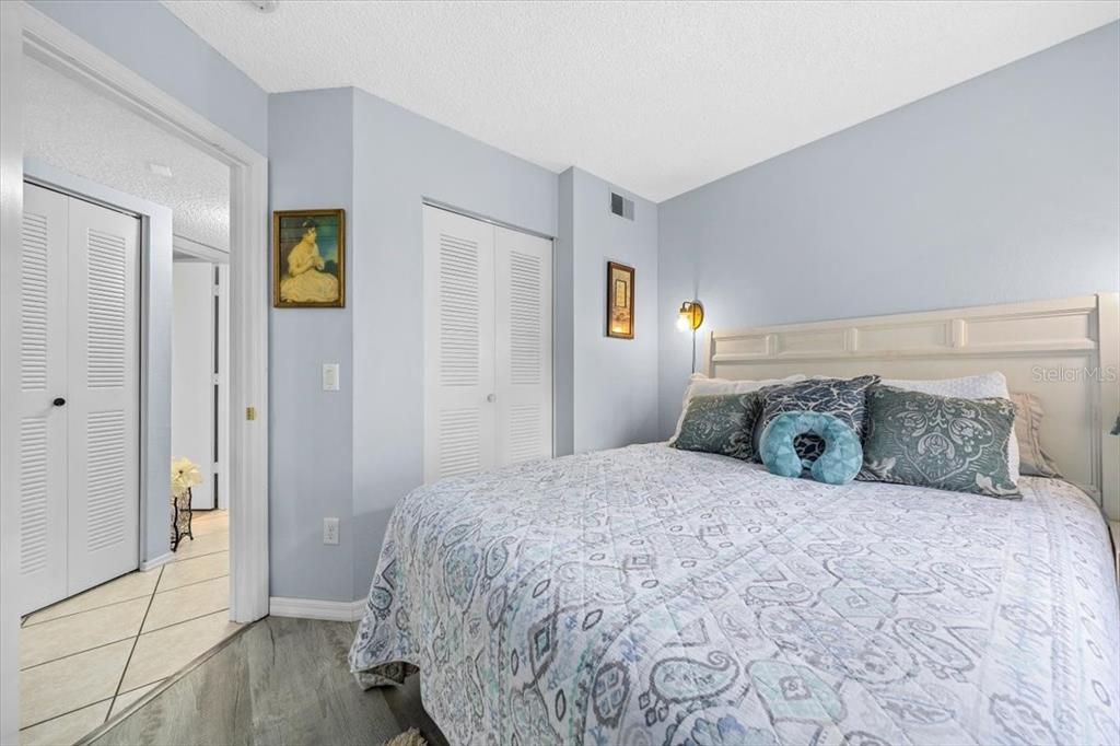 Под контрактом: $136,000 (2 спален, 2 ванн, 840 Квадратных фут)