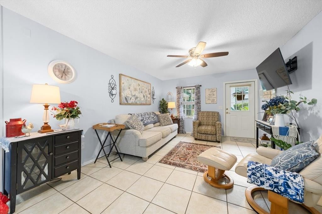 Под контрактом: $136,000 (2 спален, 2 ванн, 840 Квадратных фут)