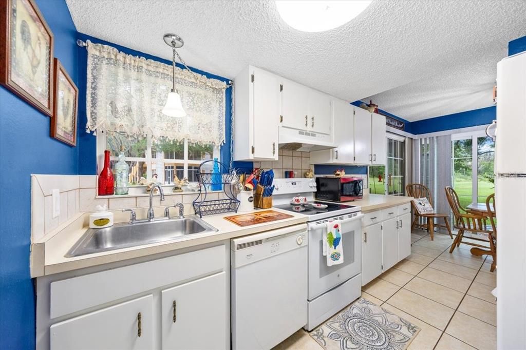 Под контрактом: $136,000 (2 спален, 2 ванн, 840 Квадратных фут)