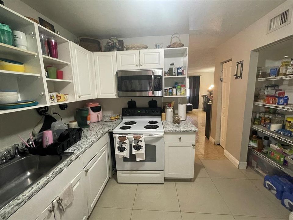 For Sale: $115,000 (2 beds, 1 baths, 899 Square Feet)