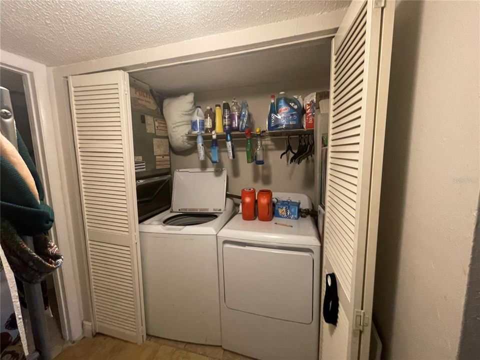 For Sale: $115,000 (2 beds, 1 baths, 899 Square Feet)